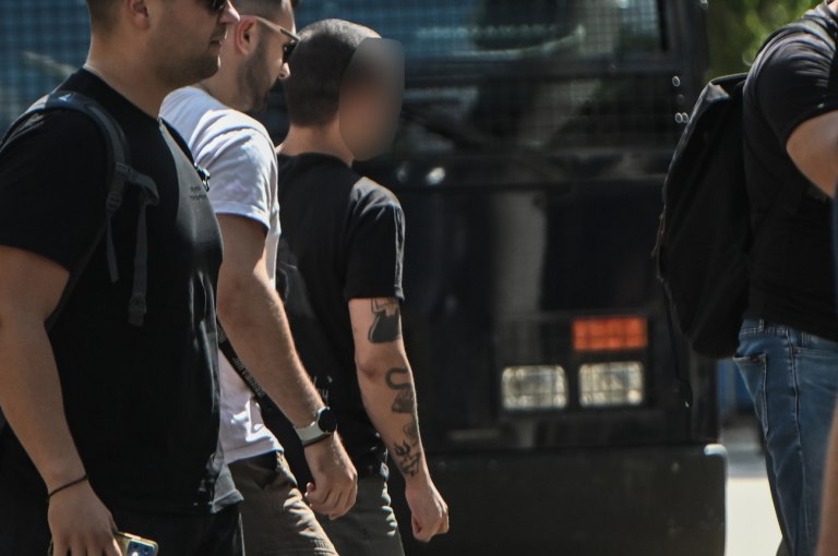 Ελεύθερος ο γιος του πασίγνωστου τραγουδιστή – Τι λένε αυτόπτες μάρτυρες για το επεισόδιο με τους αστυνομικούς