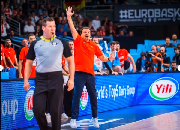 Η αντίδραση του Ντένις Σρέντερ στην ανάδειξη του Αταμάν ως κορυφαίου προπονητή του Eurobasket