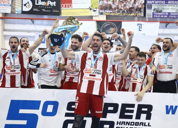 Ολυμπιακός – ΑΕΚ 24-23: Οι ερυθρόλευκοι κατέκτησαν το Σούπερ Καπ για 4η σερί χρονιά – Δείτε την απονομή (vid)