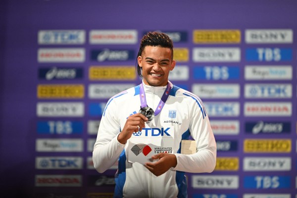 Καραλής: Η απονομή του ασημένιου μεταλλίου – «Να… αλλάξει το χρώμα, θα ξεπεράσω σίγουρα τα 6.10-6.15μ. (vid)