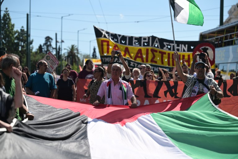 Δυναμικό «παρών» στη συγκέντρωση αλληλεγγύης υπέρ της Παλαιστίνης στο Σύνταγμα