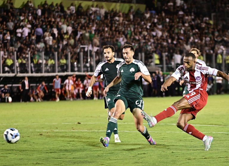 Παναθηναϊκός – Ολυμπιακός 1-1: Μαγική εικόνα στη Λεωφόρο, διαιτητής και γκίνια σταμάτησαν του Πειραιώτες (vid)