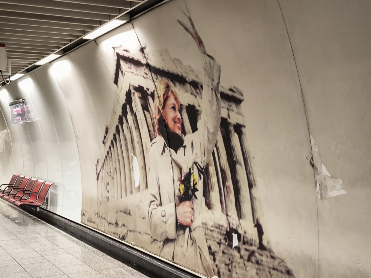 Βανδάλισαν τη φωτογραφία της Μελίνας Μερκούρη στο Μετρό «Ακρόπολη» – Τι λέει η ΣΤΑΣΥ