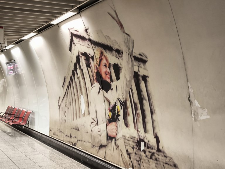 Βανδάλισαν τη φωτογραφία της Μελίνας Μερκούρη στο Μετρό «Ακρόπολη» – Τι λέει η ΣΤΑΣΥ