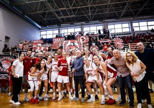 Ολυμπιακός: Η απονομή του Super Cup και οι πανηγυρισμοί με τους φιλάθλους του (vids)