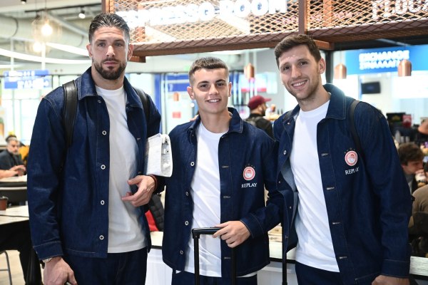 Αναχώρησε για Λονδίνο ο Ολυμπιακός – «Πέταξε» και η Κ19 για το ματς του Youth League (pics)