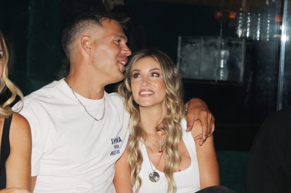 «Στην ζωή μου υπήρχαν περισσότερα σκοτάδια παρά φως»: Η Αθηνά Οικονομάκου για την καριέρα και την προσωπική της ζωή