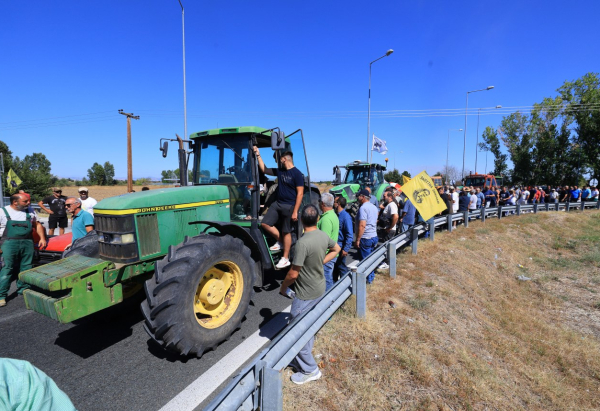 Αγρότες: «Φτάνει πια η κοροϊδία» – Πανθεσσαλικό μπλόκο, ζητούν λύσεις στα οξυμένα προβλήματα