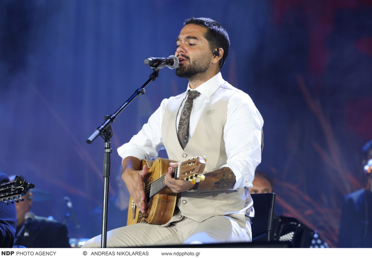 Χρήστος Μάστορας: Τραγουδά την «Αστερομάτα» με τις κόρες του Λευτέρη Πετρούνια