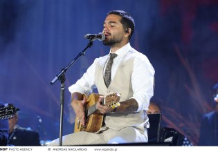 Χρήστος Μάστορας: Τραγουδά την «Αστερομάτα» με τις κόρες του Λευτέρη Πετρούνια