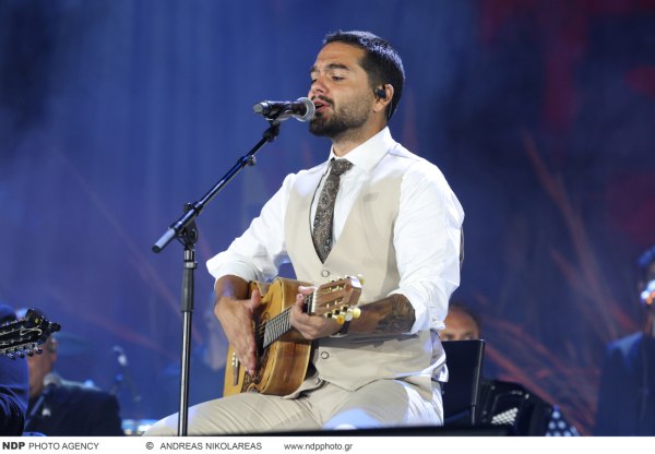 Χρήστος Μάστορας: Τραγουδά την «Αστερομάτα» με τις κόρες του Λευτέρη Πετρούνια