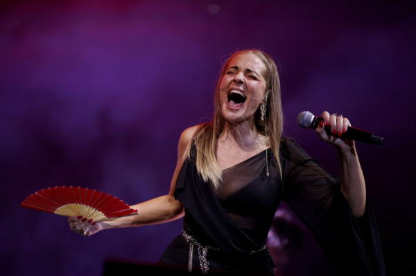 Μια βραδιά με τη Νατάσσα Μποφίλιου – Ο «μεγάλος κύκλος» που έκλεισε, η συγκίνηση και ο «πατέρας όλων μας» Πάνος Ρούτσι