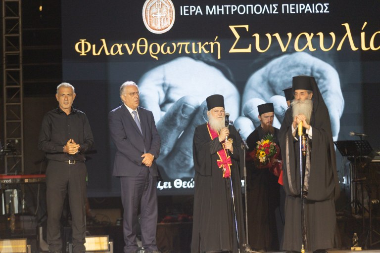 Ο Δήμαρχος Πειραιά Γιάννης Μώραλης στην φιλανθρωπική συναυλία της Ιεράς Μητροπόλεως Πειραιώς