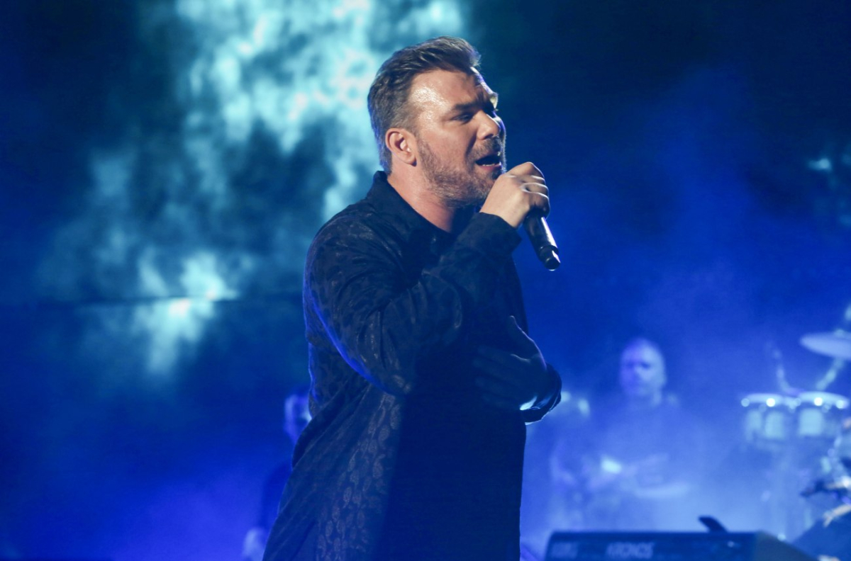 Γιώργος Σαμπάνης: Συναρπαστική συναυλία με εκπλήξεις στην Αθήνα