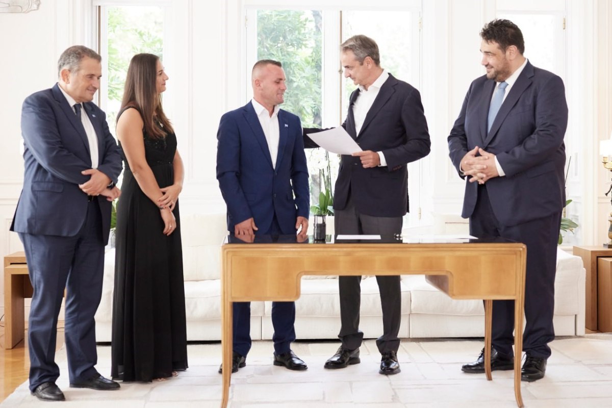 Γκόγκα Λεντιάν: Τιμητική πολιτογράφηση του «ήρωα του Αράχθου» στο Μέγαρο Μαξίμου