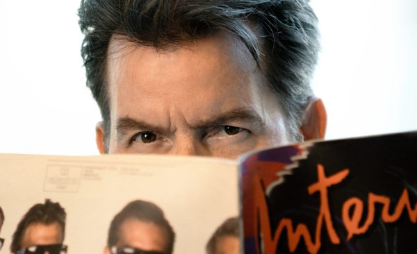 Το μόνο ναρκωτικό που δεν δοκίμασε ποτέ, ο Μάθιου Πέρι και η χαμένη παρθενιά: Ο Τσάρλι Σιν τα βγάζει όλα στη φόρα