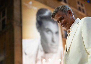 Στο πρώτο τρέιλερ της ταινίας «Jay Kelly», ο Τζορτζ Κλούνεϊ παλεύει να βρει το (χαμένο) νόημα της ζωής του