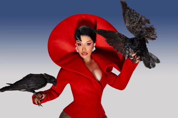 Το νέο άλμπουμ της Cardi B «Am I the Drama?» ήρθε με beef, drone και ένα Παγκόσμιο Ρεκόρ Γκίνες