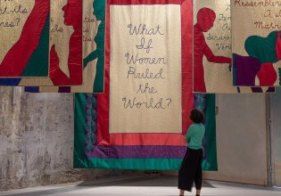 «Ξέπλυμα μέσω της τέχνης»: Καλλιτέχνες ζητούν παύση έκθεσης της Τζούντι Σικάγο και μέλους των Pussy Riot στο Τελ Αβίβ