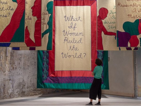 «Ξέπλυμα μέσω της τέχνης»: Καλλιτέχνες ζητούν παύση έκθεσης της Τζούντι Σικάγο και μέλους των Pussy Riot στο Τελ Αβίβ