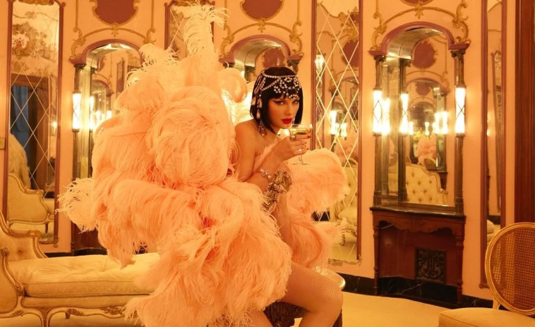 Στο νέο της άλμπουμ, η Τέιλορ Σουίφτ εξυμνεί την πολυτέλεια που αποπνέει ένα «showgirl»