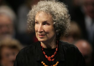 Μάργκαρετ Άτγουντ: Τιμήθηκε με το Διεθνές Βραβείο Ποίησης Joan Margarit