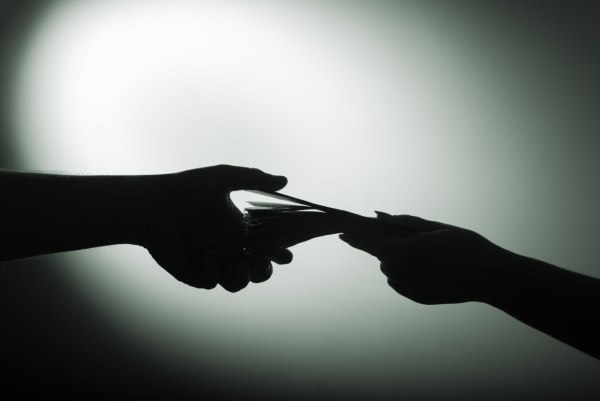 Ξέπλεναν μαύρο χρήμα μέσω στοιχηματικών – Εμπλέκονται πάνω από 200 πρόσωπα, αναμεσά τους διευθυντές υπουργείων
