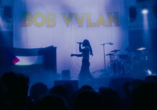 Bob Vylan ξανά υπό πίεση: Οι δηλώσεις για τον Τσάρλι Κερκ που άναψαν φωτιές και έφεραν ακύρωση
