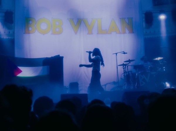 Bob Vylan ξανά υπό πίεση: Οι δηλώσεις για τον Τσάρλι Κερκ που άναψαν φωτιές και έφεραν ακύρωση