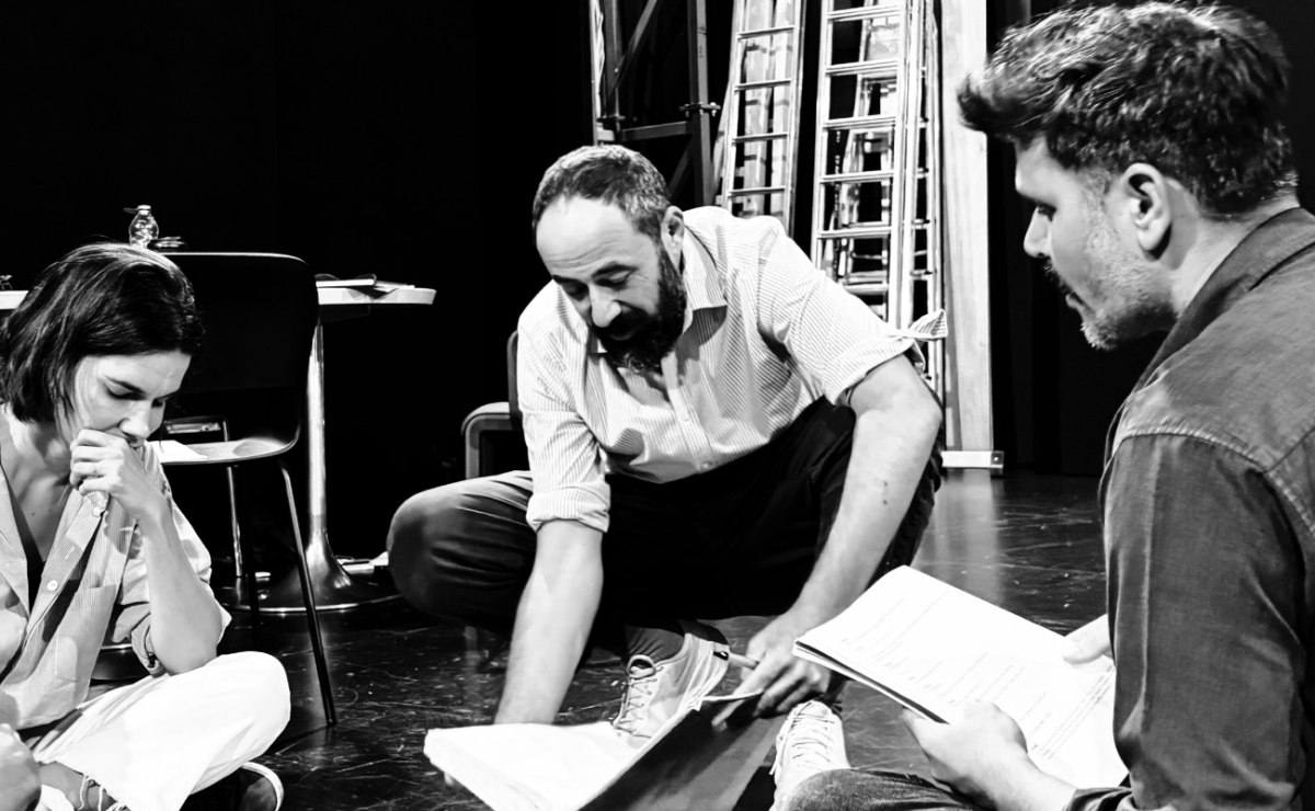 Ερωτισμός, συγκρούσεις και απειλές: Στις πρώτες πρόβες του έργου Barcelona της Bess Wohl