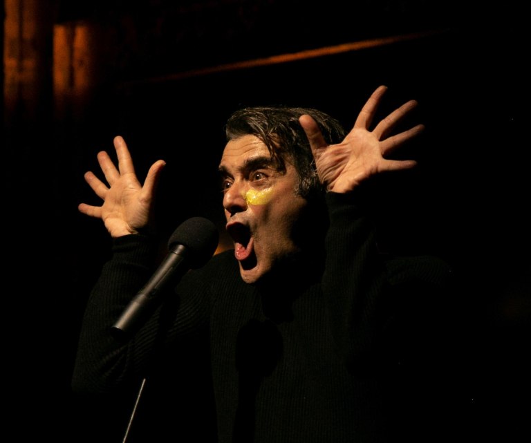 Κόκκαλο: η θρυλική παράσταση που καθήλωσε το κοινό της Νέας Υόρκης επιστρέφει