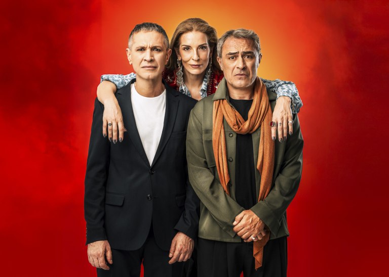 Το “#Cancel” του David Ireland ανεβαίνει στη σκηνή του Θεάτρου Αθηνών για τη σεζόν 2025-2026 και… αναβιώνει τις μεταμεσονύκτιες παραστάσεις