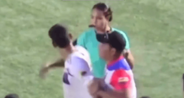 Απίστευτο: Ποδοσφαιριστής χαστούκισε γυναίκα διαιτητή στην Κολομβία (vid)