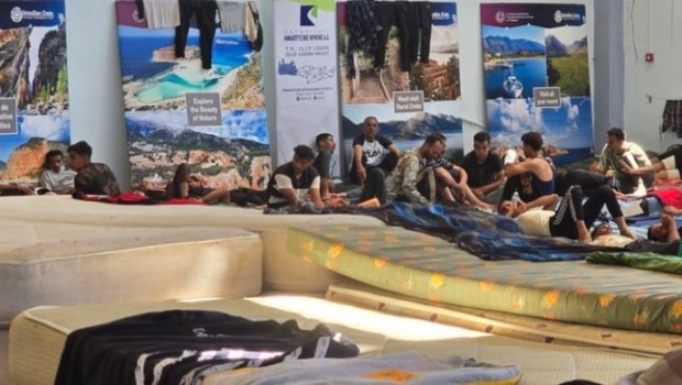Κρήτη: Νέες καραβιές με μετανάστες – Ξεχασμένοι σε πρόχειρους χώρους και συνθήκες εξαθλίωσης όσοι φτάνουν