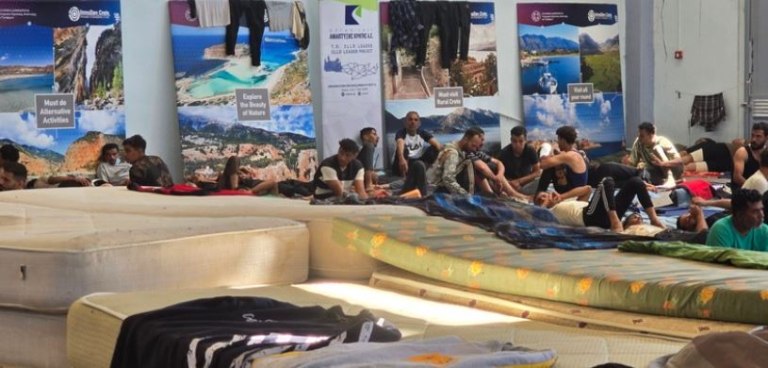 Κρήτη: Νέες καραβιές με μετανάστες – Ξεχασμένοι σε πρόχειρους χώρους και συνθήκες εξαθλίωσης όσοι φτάνουν