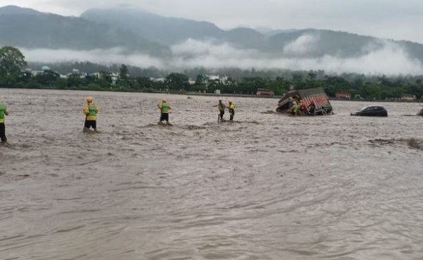 Ινδία: Τουλάχιστον 15 νεκροί από σφοδρές βροχοπτώσεις – 16 αγνοούμενοι