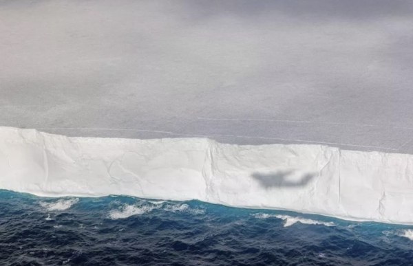 Λιώνει το άλλοτε μεγαλύτερο παγόβουνο του κόσμου – Ταξιδεύει 45 χρόνια