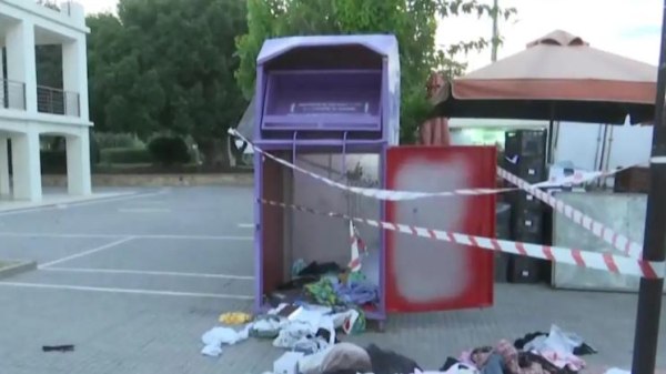 Νεκρός άνδρας στη Γλυφάδα: Μπήκε στον κάδο ανακύκλωσης να πάρει ρούχα και εγκλωβίστηκε