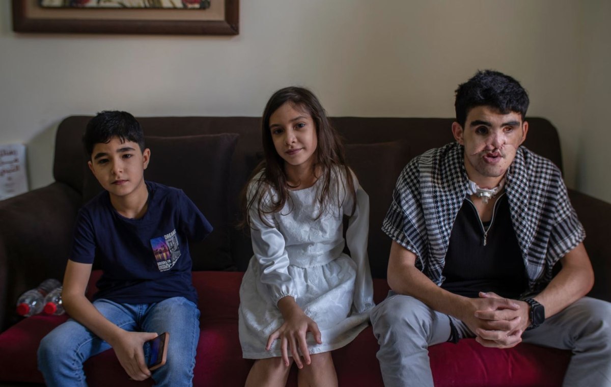 Γάζα: Τρία παιδιά προσεύχονται να μην πεθάνουν – Η θεραπεία στις ΗΠΑ και η ακροδεξιά influencer του Τραμπ