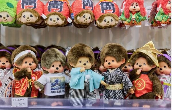 Art Τoy: Τρίζει η καρέκλα των Labubu – Επέστρεψαν τα Monchhichi