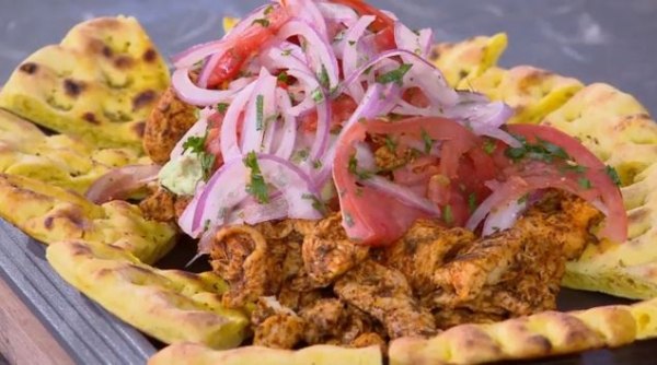 Συνταγή: Σπιτικός γύρος κοτόπουλο με σάλτσα γιαουρτιού και αβοκάντο