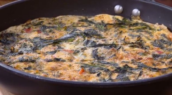 Συνταγή: Ομελέτα φούρνου με χόρτα και γραβιέρα