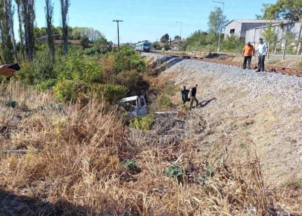Σουφλί: Τρένο παρέσυρε αγροτικό – Το όχημα έπεσε σε χαντάκι