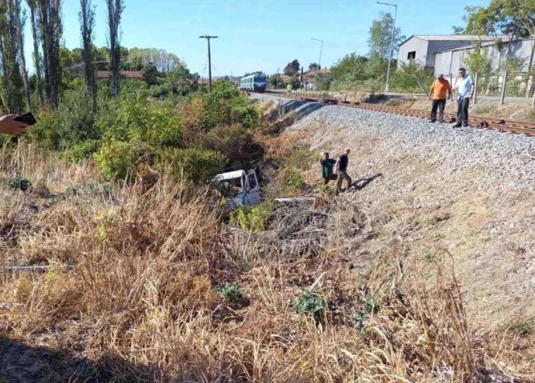 Σουφλί: Τρένο παρέσυρε αγροτικό – Το όχημα έπεσε σε χαντάκι