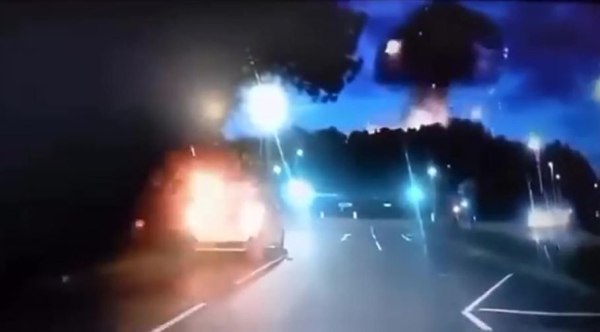 Αγγλία: Μεγάλη φωτιά από ισχυρή έκρηξη σε βιομηχανική μονάδα στο Σουίντον