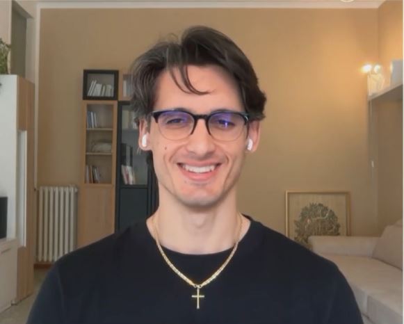 Ιταλία: Τι λέει ο 32χρονος «σέξι ιερέας» που διαφημίζει συμπληρώματα διατροφής