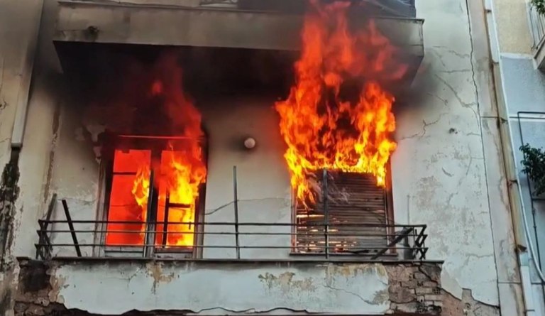 Φωτιά σε εγκαταλελειμμένο κτίριο στο Μεταξουργείο