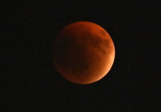 «Ματωμένο φεγγάρι»: Εντυπωσιακές εικόνες από την ολική έκλειψη Σελήνης