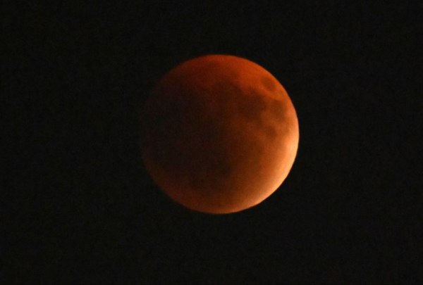 «Ματωμένο φεγγάρι»: Εντυπωσιακές εικόνες από την ολική έκλειψη Σελήνης