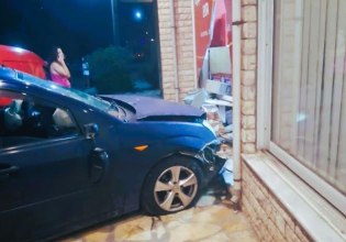 Μεσολόγγι: Αυτοκίνητο «καρφώθηκε» σε κατάστημα – Ο οδηγός εγκατέλειψε το σημείο